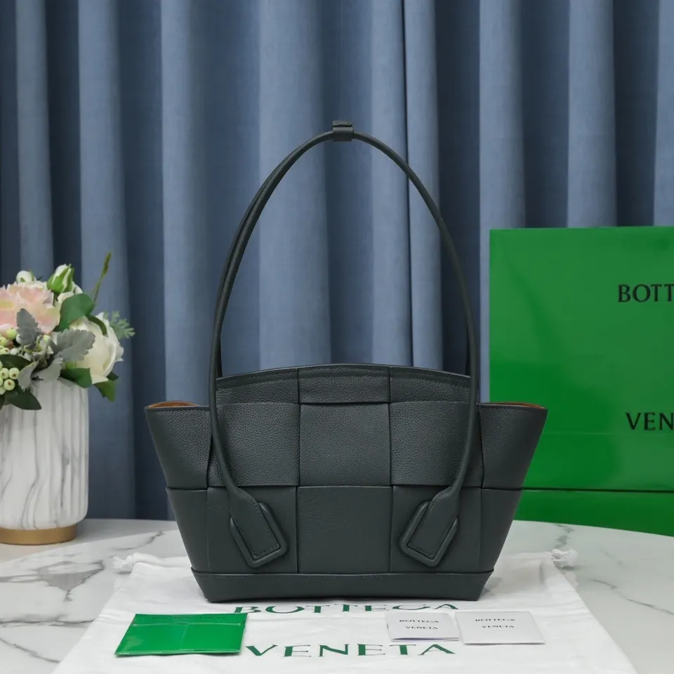 Bottega Veneta [Love] Arco medium 🖤 pebbled pattern size: bag opening 33, bag body 22*6*20 BV’s most classic elements, showing the uniqueness of art, maintaining fresh fashion radiance, high-end design, more fashionable, effortlessly bringing out the soul of the bag, easy to wear and large capacity, don’t worry about things, it is definitely enough to hold! Model【6683#】
